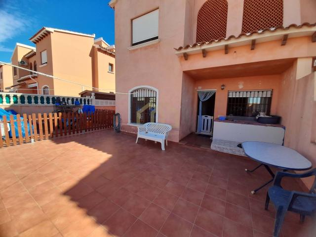 Fantástico bungalow en planta baja en la famosa zona de Aguas Nuevas en Torrevieja con piscina comunitaria y gran jardín de azulejos