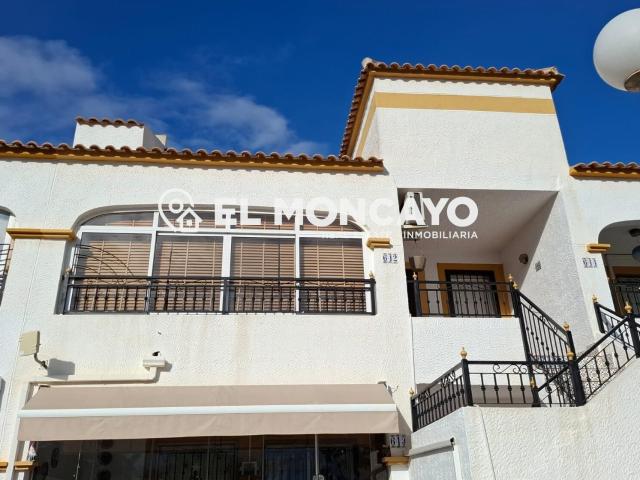 Fantástico bungalow planta alta con piscina comunitaria y vistas despejadas en Vistabella, Los Montesinos, Costa Blanca