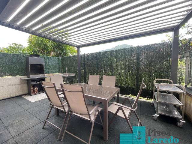 Fantástico bajo con terraza y piscina en Limpias