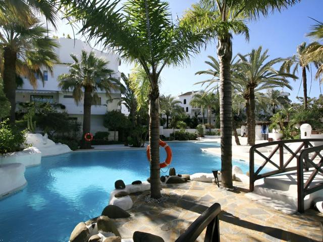Fantástico bajo elevado en Puerto Banús, lleno de luz, con u. 130m² Marbella