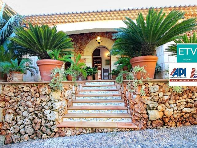 Fantástico chalet ubicado en una zona espectacular con piscina, garaje y licencia vacacional