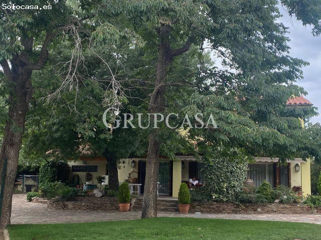 FANTASTICO CHALET CON PISCINA EN UNA PARCELA DE 10.000 M2 CON JARDIN Y PINAR