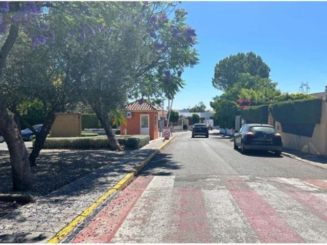 FANTÁSTICO CHALET EN Urb. LAS PILAS VALENCINA