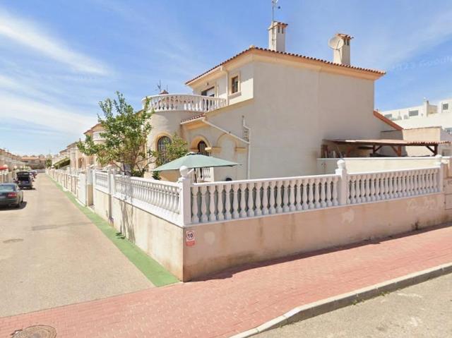Fantástico chalet semiadosado con piscina comunitaria en Aguas Nuevas, Torrevieja, Alicante