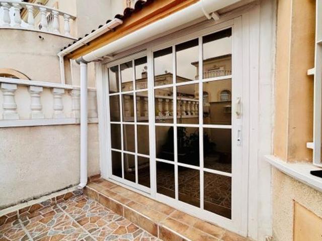 Fantástico chalet semiadosado con piscina comunitaria en Aguas Nuevas, Torrevieja, Alicante