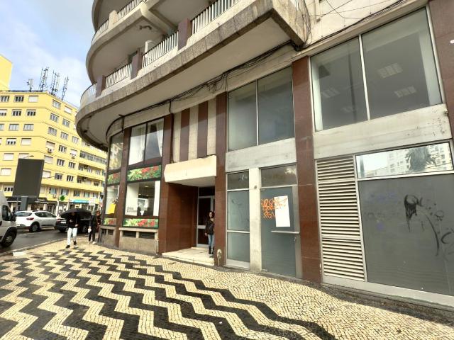 Fantástico Escritório 3 Pisos Situado junto à Rotunda do Campo Grande Excelente Oportunidade