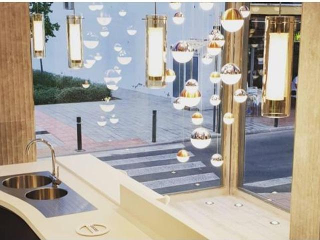 Fantástico local comercial en pleno corazón de Alfaz del Pi. Reformado y con 5 escaparates