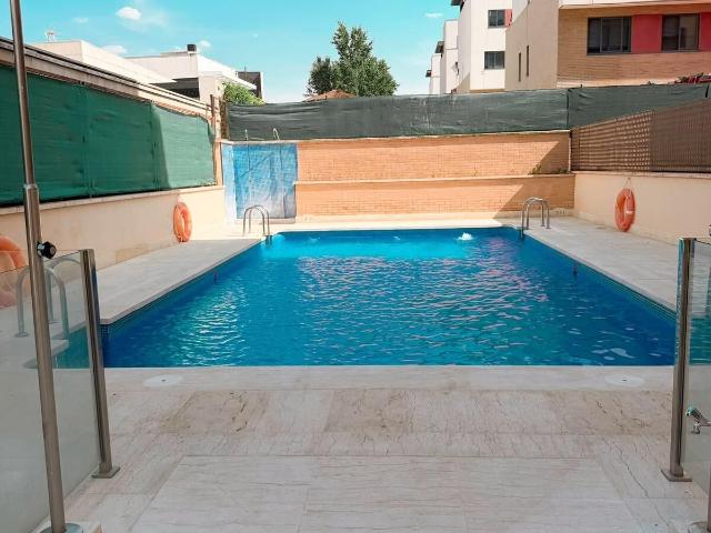 Fantástico piso con piscina, trastero y 2 plazas de garaje en Soto del Henares