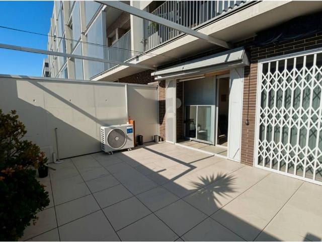 Fantástico piso de VPO con terraza en finca joven en Bon Pastor