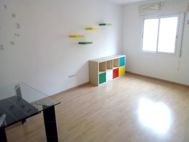 FANTASTICO PISO EN ZONA SANTS