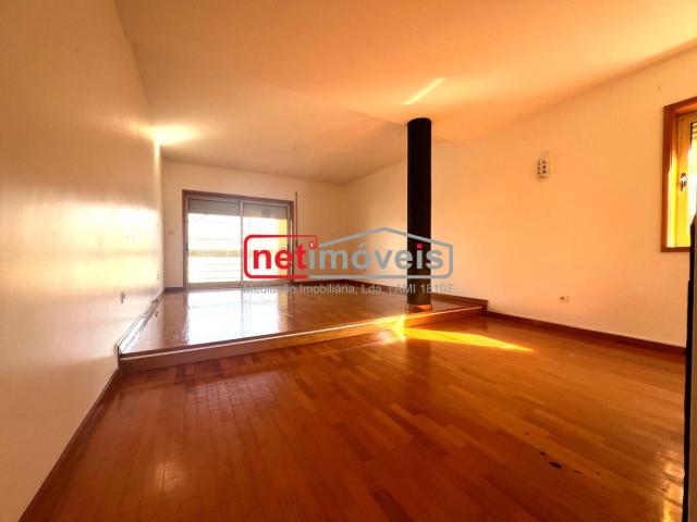 Fantástico T2 de 3 Frentes com Lugar de Garagem e Varanda