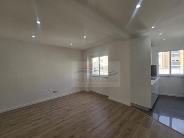 Fantástico T3 em Queluz com varanda e muito soalheiro totalmente remodelado