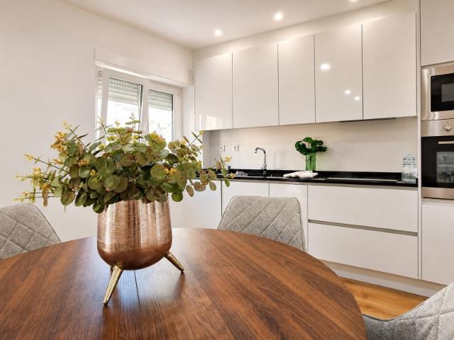 Fantástico T3 Totalmente Remodelado em Benfica Com Home Staging Incluído