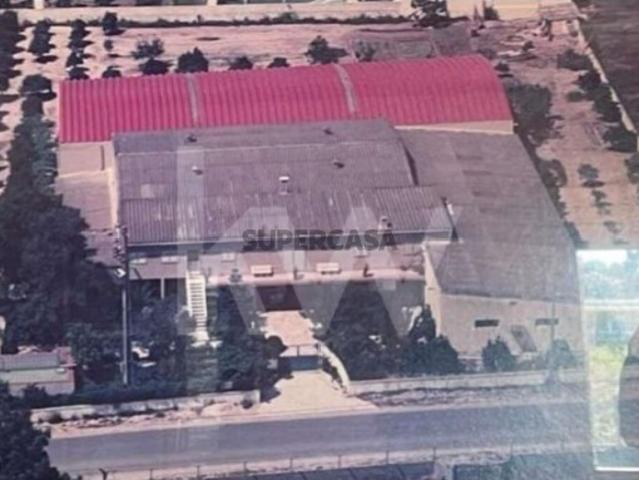 FANTÁSTICO TERRENO COM PAVILHÕES INDUSTRIAIS E APARTAMENTOS AZEITÃO
