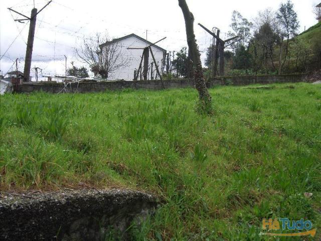 Fantástico terreno no centro da vila, para construção em altura, área aprox. 1000m2. Venha conhecer. | 26083709195