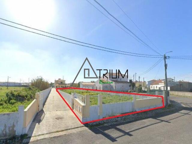 Fantástico terreno plano, perto da praia, com 800m2, pronto a construir