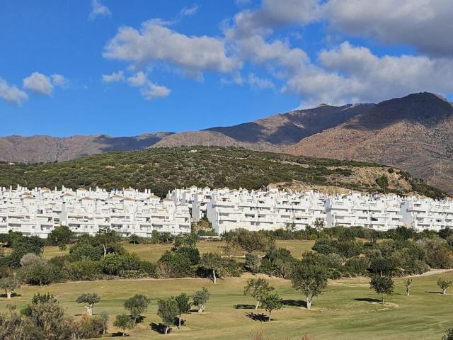 Fantástico y luminoso apartamento con orientación sur y vistas parciales al mar en urbanización en primera línea de golf