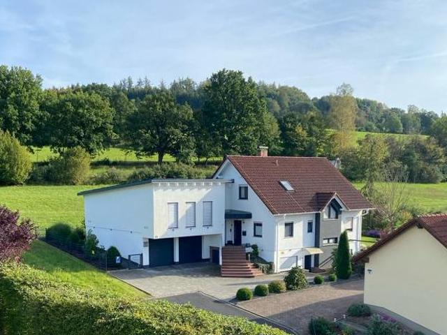 Fantastisch gelegenes Einfamilienhaus mit erweitertem Garagengebäude und PV Anlage