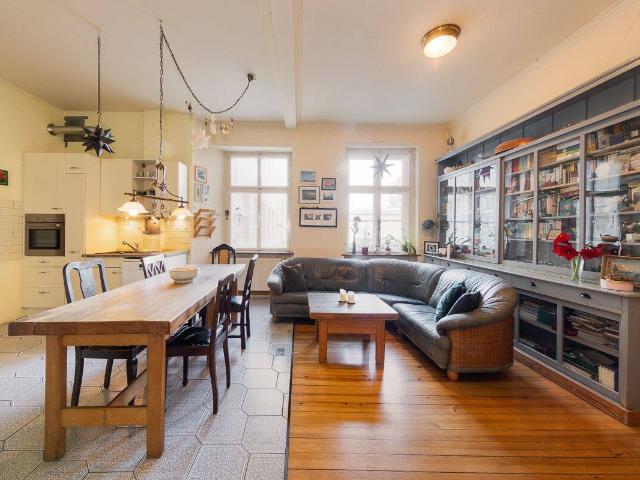 Fantastische Lage in Berlin Mitte! Historische Altbau Wohnung inkl. Einbauküche, Gäste WC, Kamin