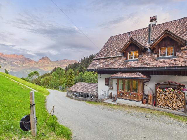 Fantastisches Einfamilienhaus mit grossem Garten und Bergblick in idyllischer Lage