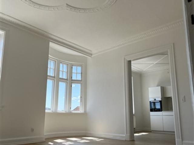 Fantastisk flot og lys 3 vær. lejlighed tæt på gågaden i Horsens hvor der er kælet for alle detaljerne