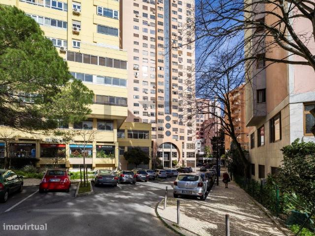 Fantstico Apartamento T2+1 para Venda, nas Laranjeiras