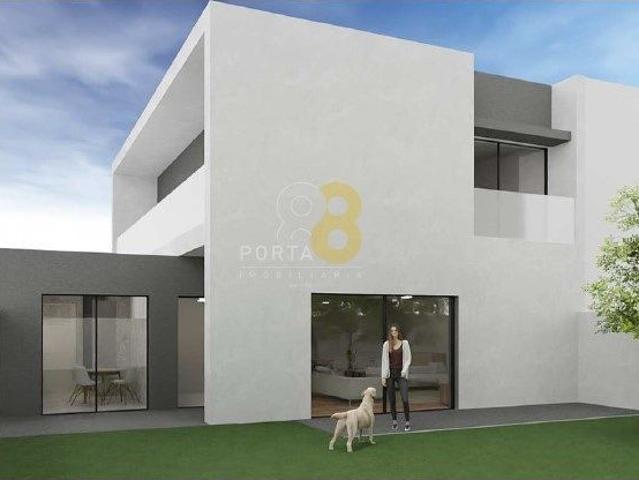 Moradia T3, box fechada, 150m2 de espao exterior, na Maia