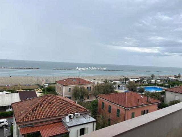 FANO CENTRO MARE VENDESI AMPIO APPARTAMENTO SU PALAZZINA CONDOMINIALE POSTO AL QUARTO PIANO CON ASCENSORE
