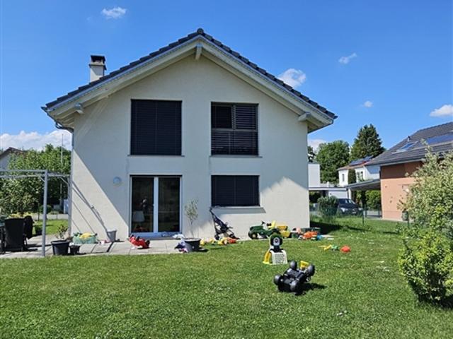 Faoug VD zu vermieten wunderschöne 5,5 Zimmer Villa mit grossem Baumbestand Garten
