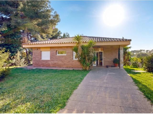 Fabter Realty presenta. casa de lujo a 4 vientos en Castellarnau: Confort en una sola planta, domótica y gran parcela