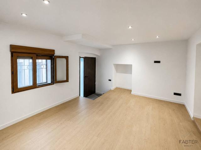 FABTER REALTY presenta esta casa totalmente reformada en el centro del pueblo!
