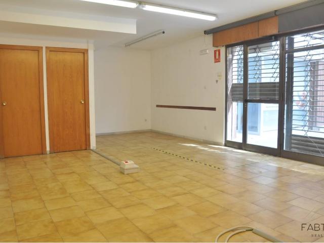 Fabter Realty presenta este versátil local comercial con acceso directo a pie de calle en el centro de Caldes de Montbui