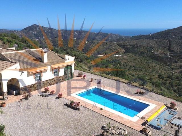 Fabulosa villa rural perfectamente situada en la cima de una. 117m² Arenas