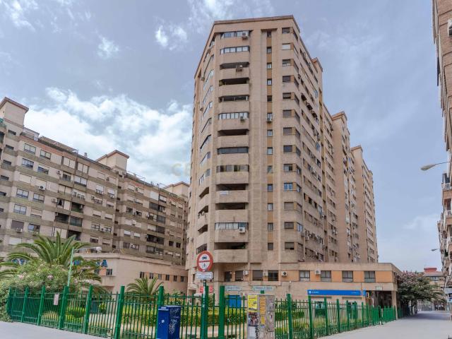 FABULOSA VIVIENDA EN EL EMBLEMÁTICO EDIFICIO ATALAYA DE GRANADA