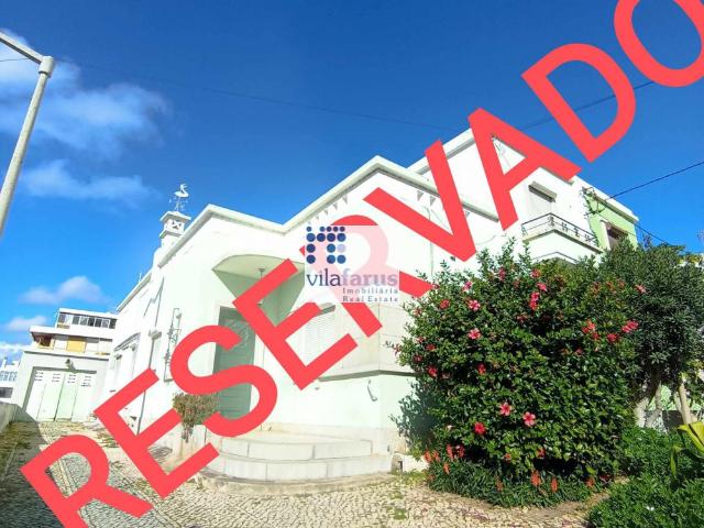 Fabulosa casa tradicional com amplo quintal no centro de Faro