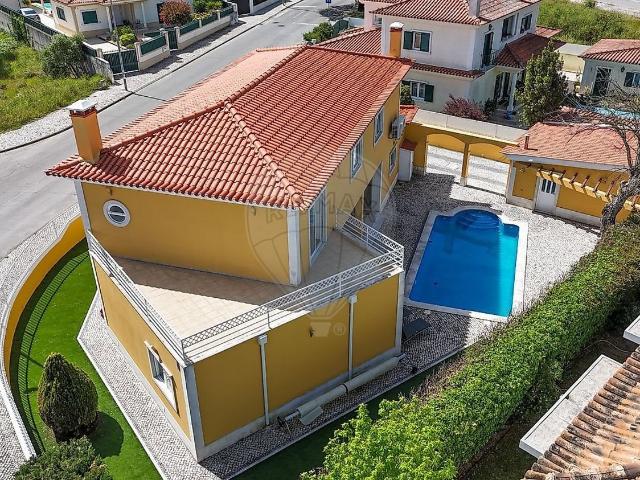 Fabulosa Moradia de 5 assoalhadas constituída por 2 pisos, c. 285m² Azeitão São Lourenço e São Simão