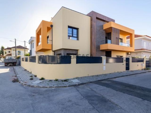 Fabulosa moradia T4 na Quinta da Charnequinha em Amora