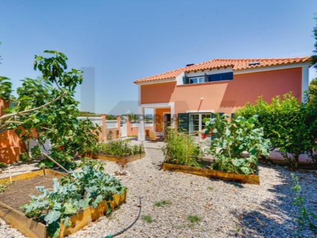 Fabulosa Moradia T4 com Piscina e Espaço Exterior