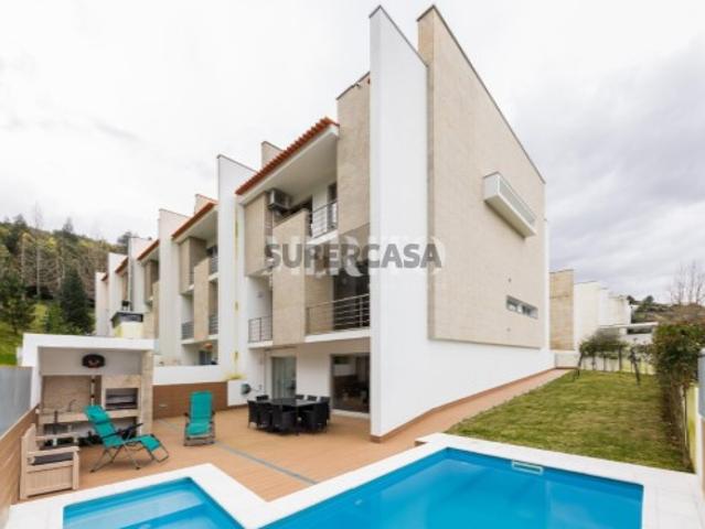FABULOSA MORADIA T4 GAVETO em Fraião Braga