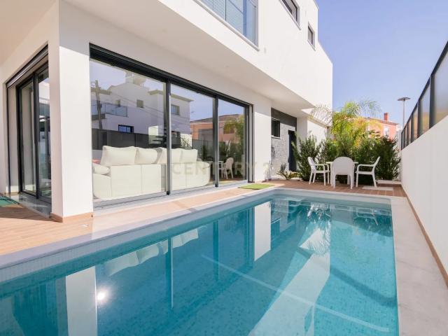 FABULOSA MORADIA V4 DE LUXO NOVA, COM PISCINA, CARPORT, DOIS PISOS