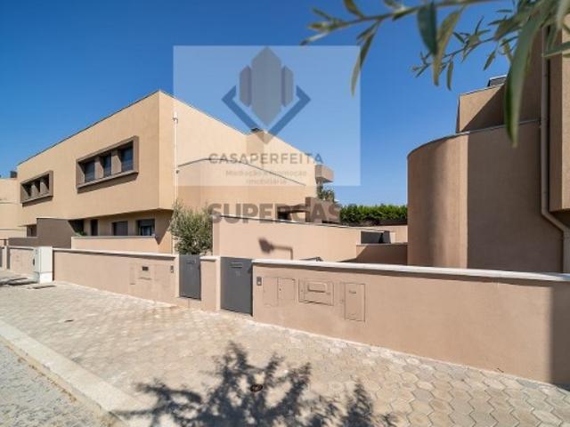 Fabulosa Moradia V3 de 3 Frentes em Condomínio Fechado com Jardins e Piscina Praia da Madalena