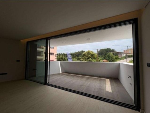Fabuloso T1 Novo com Varanda e Lugar de Garagem Centro de Gondomar
