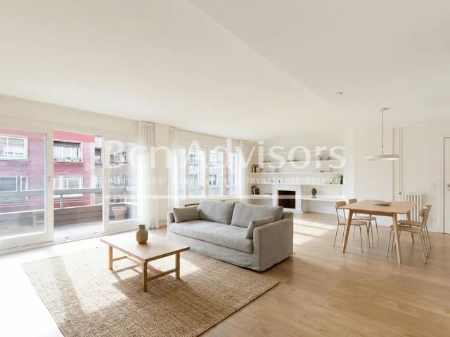 Fabuloso y espacioso apartamento reformado con terrazas en el centro de Barcelona