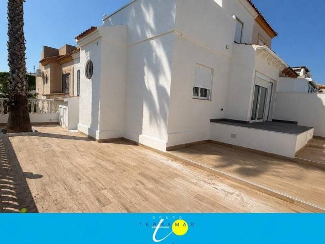 FABULOSO ADOSADO CON PISCINA COMUNITARIA, IDEAL PARA SUS DIAS DE DESCANSO