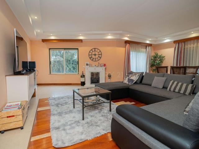 FABULOSO APARTAMENTO DE LUXO T2 DE GRANDES DIMENSÕES COM 2 LUGARES DE ESTACIONAMENTO PRIVADO, DUAS CASAS DE BANHO MUITO BEM LOCALIZADO EM CONDOMINIO FECHADO COM PISCINA, CAMPO DE TÉNIS, CAMPO DE FUTEBOL E SPA A POUCOS QUILÓMETROS DAS PARADISIACAS PRAIAS ALGARVIAS E DA BELA VILA DE FERRAGUDO