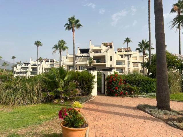 Fabuloso apartamento en planta baja, en una de las urbanizaciones más exclusivas y prestigiosas de Estepona. | CABANILLAS REAL ESTATE