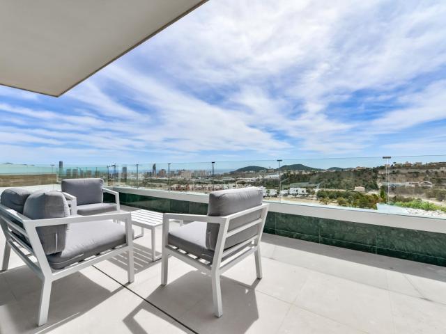 FABULOSO ÁTICO EN RESIDENCIAL DE LUJO CON VISTAS AL MAR EN FINESTRAT
