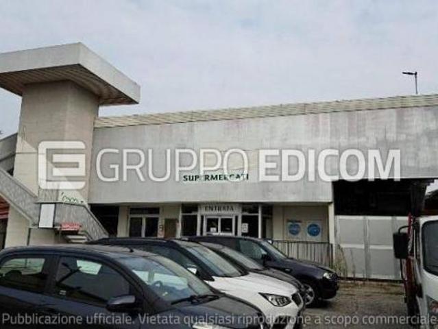 Fabbricati costruiti per esigenze commerciali di 1400 mq in vendita a Oleggio Rif. 4557580