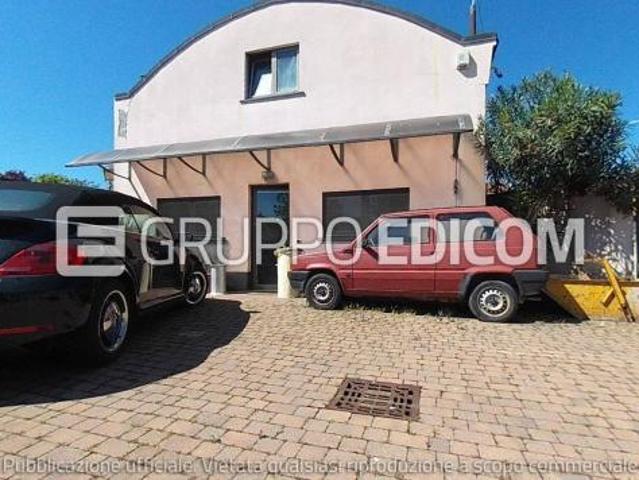 Fabbricati costruiti per esigenze industriali in vendita a Pieve Porto Morone Rif. 4556445