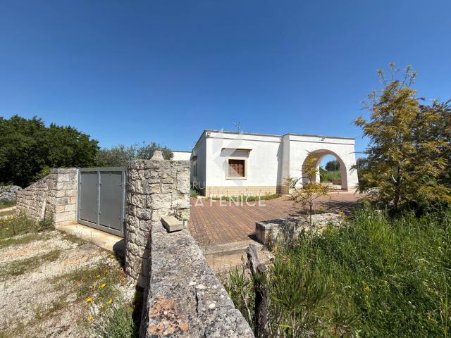 Fabbricato a trulli e lamia con terreno pertinenziale